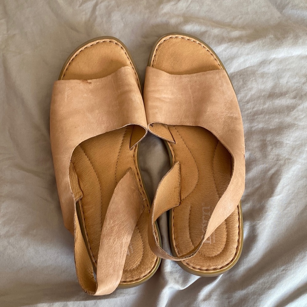 Born tan sandals size 8- no wear on soles